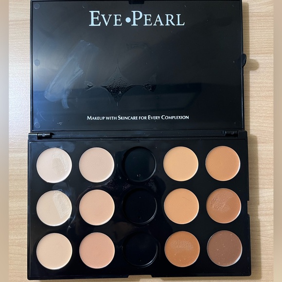 Eve Pearl HD Pro 24 Pc Palette - Foundation, Blush, Concealer, Mattifier - Picture 2 of 4